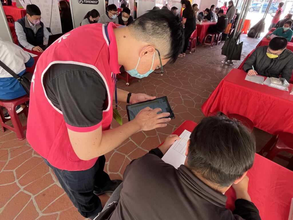 ▲就服員運用平板說明線上填寫求職履歷(示意圖)。(中分署提供)