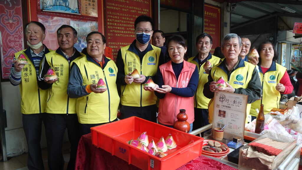 ▲彰化市大東門福德祠頭牙,現場準備壽桃讓參加活動的信眾福食平安。(記者林明佑攝)