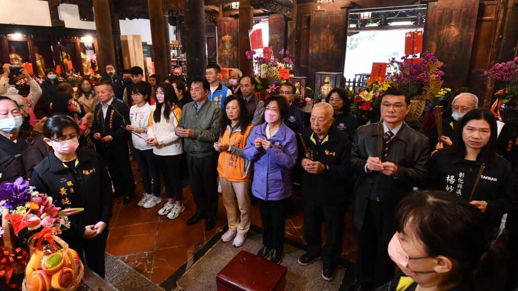 ▲彰化縣長王惠美及彰化縣龍舟委員會主委凃淑媚議員、龍山寺主委施輝雄等人在鹿港龍山寺進行龍王尊神擲筊儀式。 （記者林明佑翻攝）