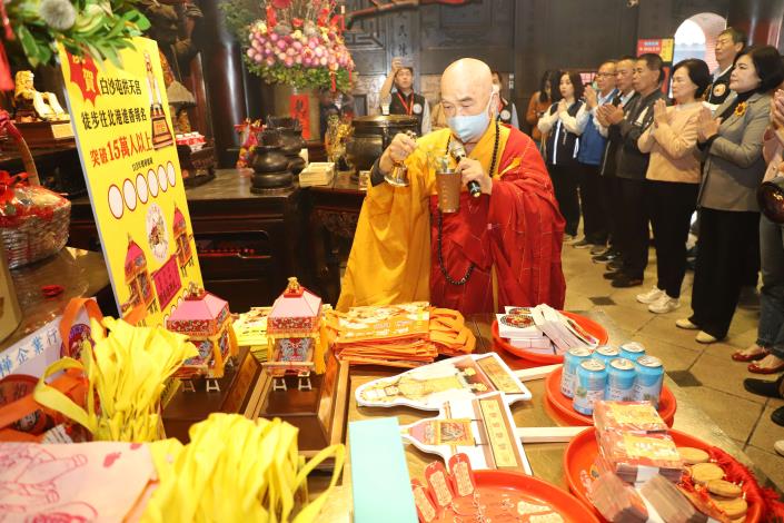 ▲ 朝天宮會茂法師為結綠品灑淨祈福。（雲林縣政府提供）