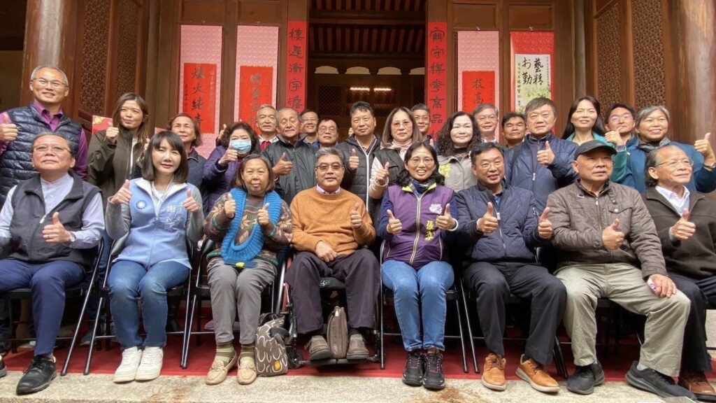 ▲「讀泥-許宗煥陶藝個展」10日上午舉辦開幕式，彰化縣文化局長張雀芬代表縣長王惠美與會獻上祝賀。（彰化縣文化局提供）