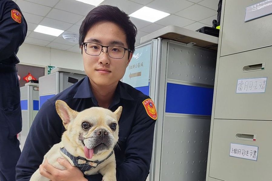 民眾拾獲迷途法鬥員警安置。圖/基隆市警察局