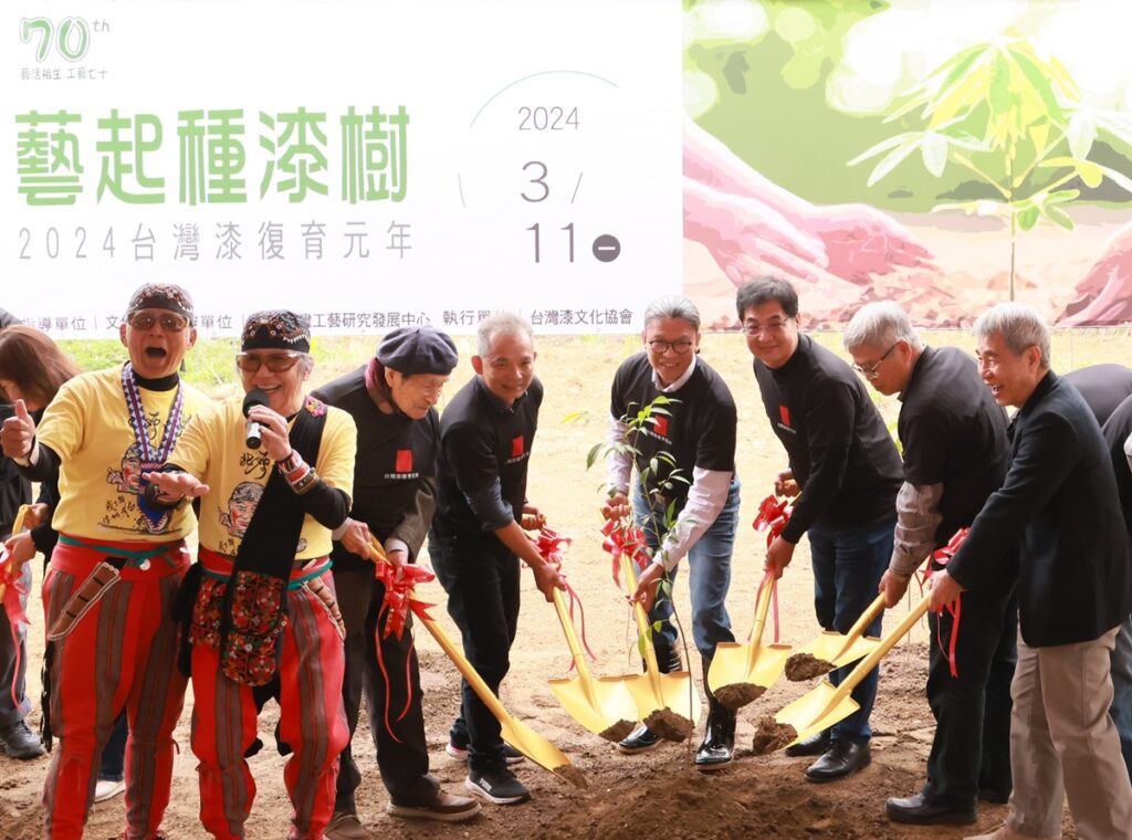 最左為表演嘉賓北原山貓、左3起為人間國寶王清霜、工藝中心前主任張仁吉、工藝中心主任陳殿禮、台灣工藝聯盟總會長陳啟村、翁徐得教授及台灣漆文化協會王賢民理事長一起種下漆樹,共同開啟臺灣漆復育元年。(圖/工藝中心提供)