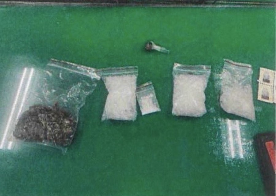 警攔檢違停AB車 無照駕駛心虛掉大麻被逮 234 cnews204240311a07