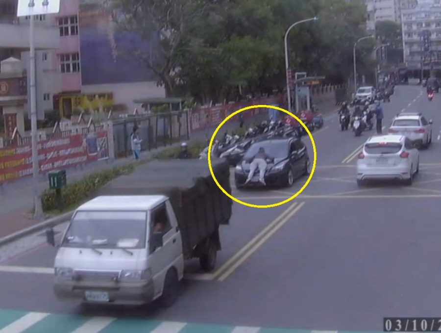 姊弟戀爆口角 男趴車頭上路遇警檢舉女藏毒 235 cnews204240311a08