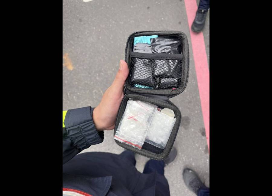 姊弟戀爆口角 男趴車頭上路遇警檢舉女藏毒 236 cnews204240311a09
