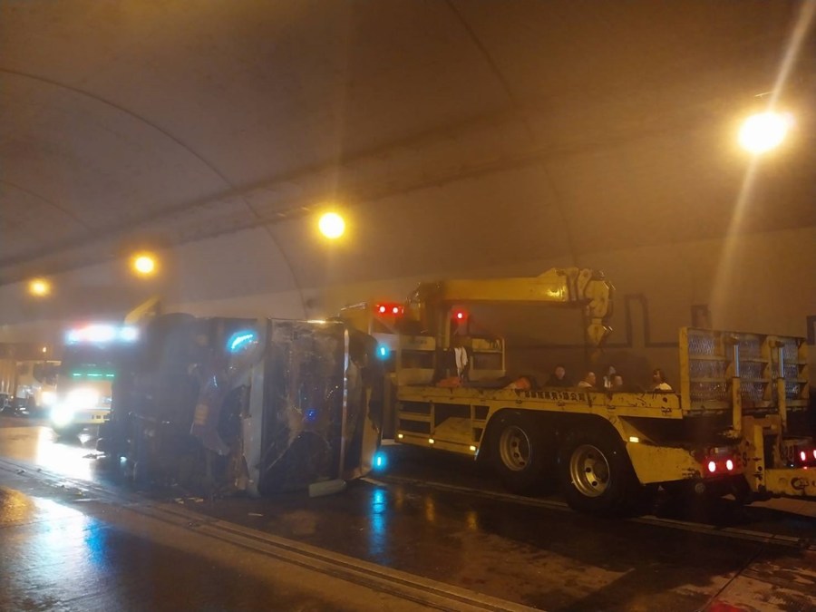 翻車15人送醫 康橋中學校車疑隧道打滑肇事 236 cnews204240311a13
