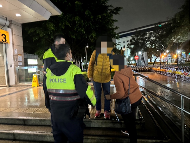 警方於捷運站出口處尋獲江女。(記者宋紹誠翻攝)