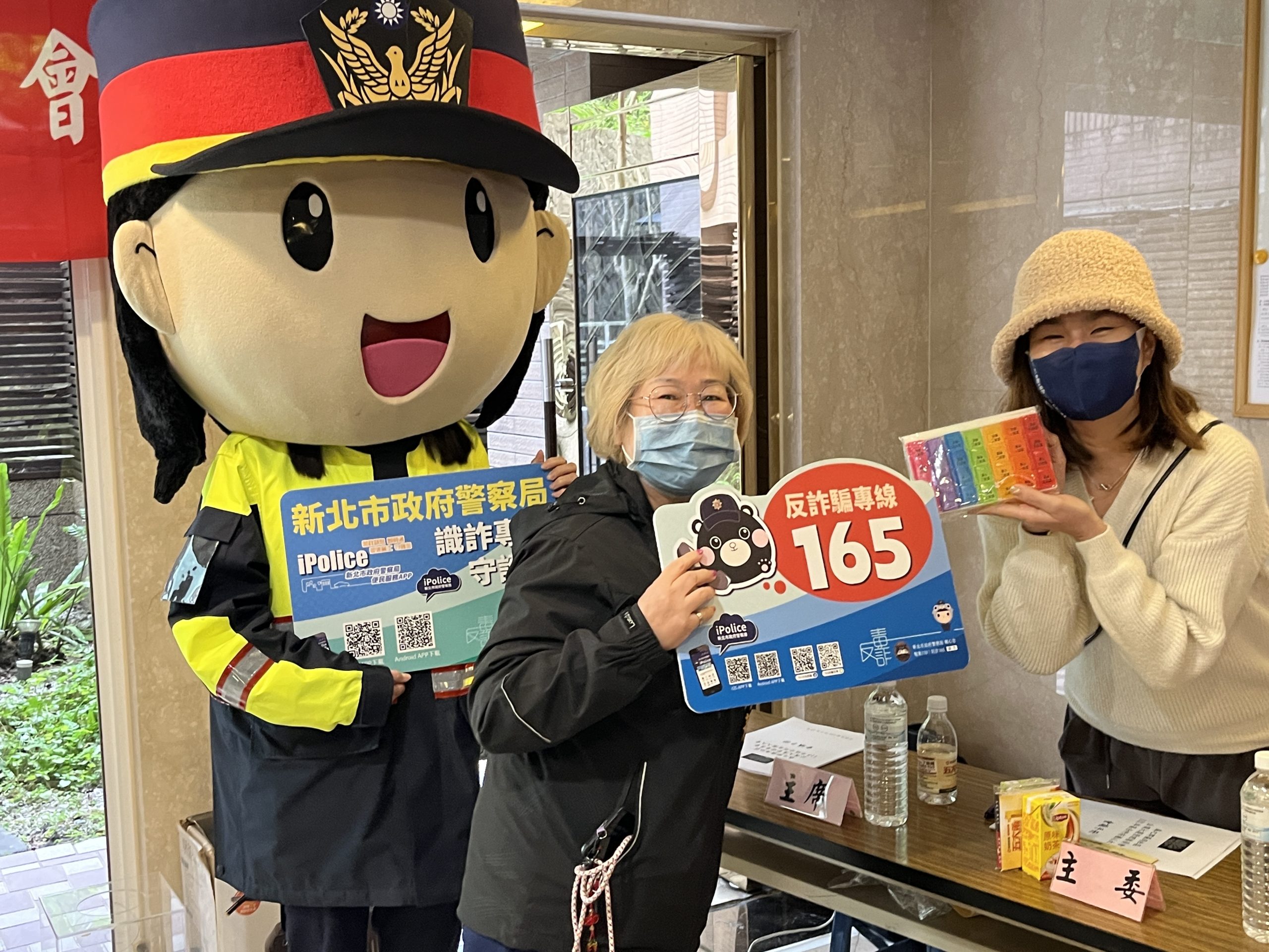 中和德行里陳靜宜里長與森之郡羅馬社區主委和特色警察大頭娃娃合影。（圖/記者 張泓笙翻攝）