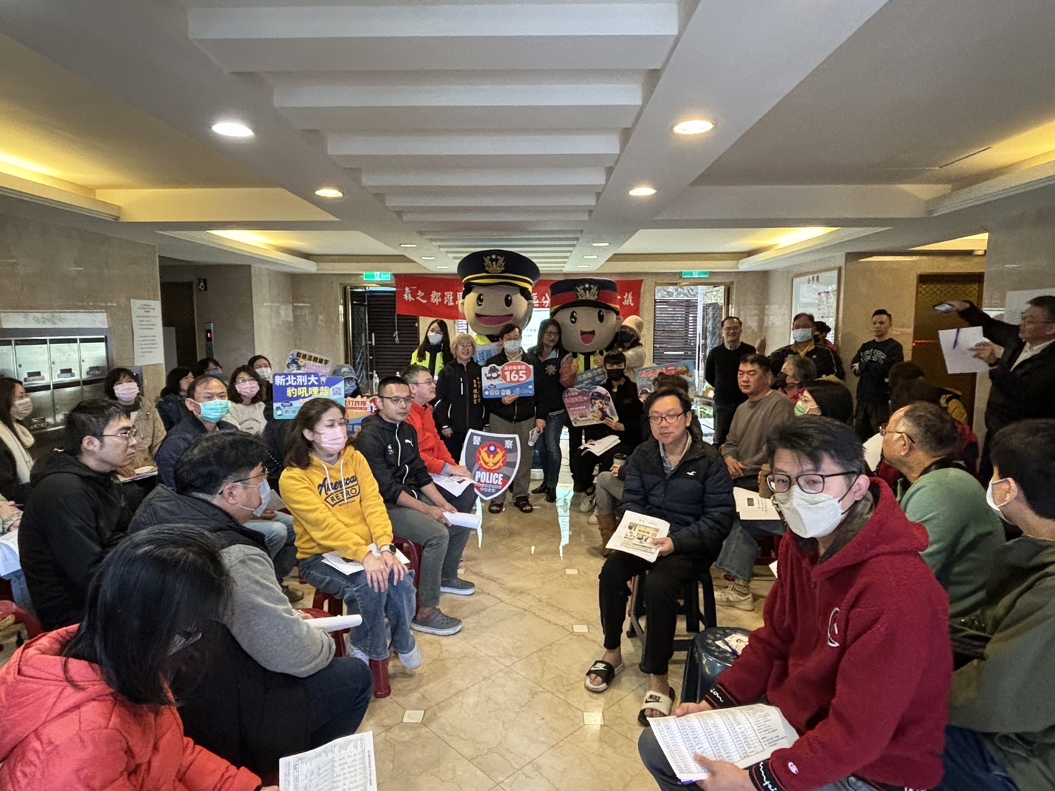 「區分所有權人會議」社區住戶踴躍參與活動團體照。（圖/記者 張泓笙翻攝）
