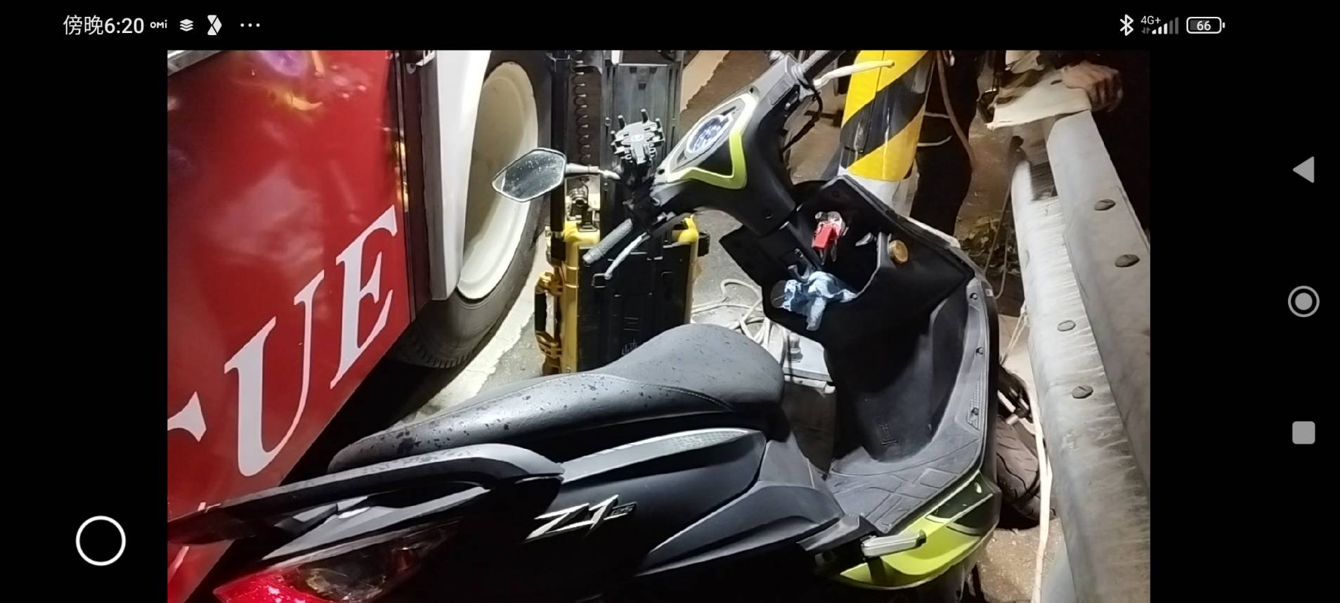 車禍現場自撞後死者的機車。（記者施立偉攝）