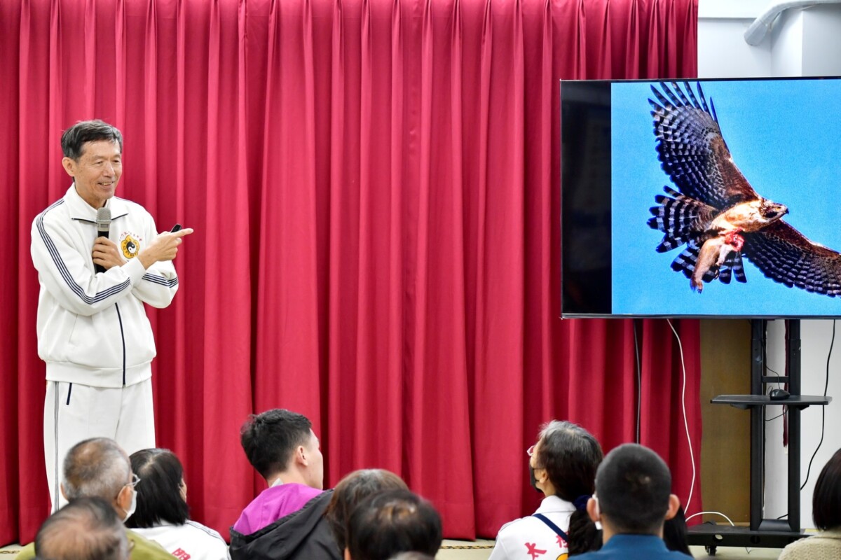 ▲屏東科技大學野生動物保育研究所教授孫元勳透過古老養生術紓解身心壓力。（記者李欣翻攝）