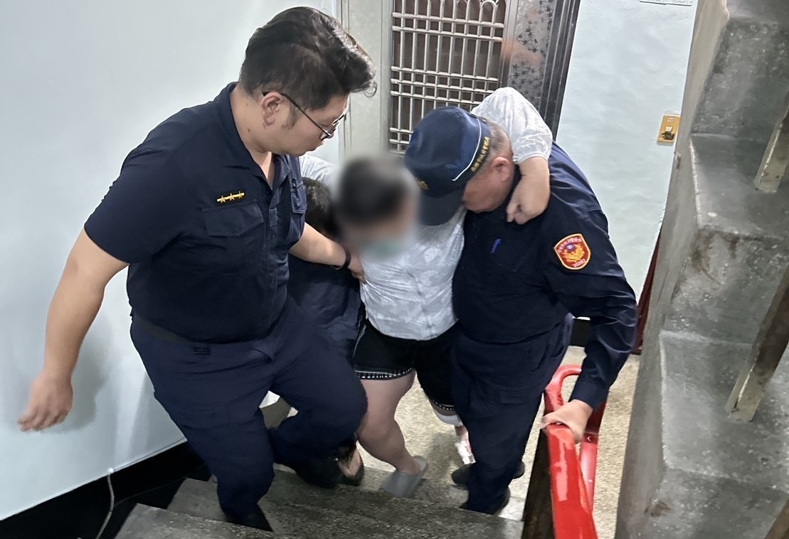 回不了家！壯男望梯興嘆 幸有五甲警的「兩臂之力」