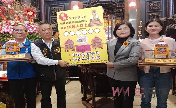 (有影片)/前往北港進香人數突破16萬 今抽出兩頂迷你粉紅神轎送給香燈腳