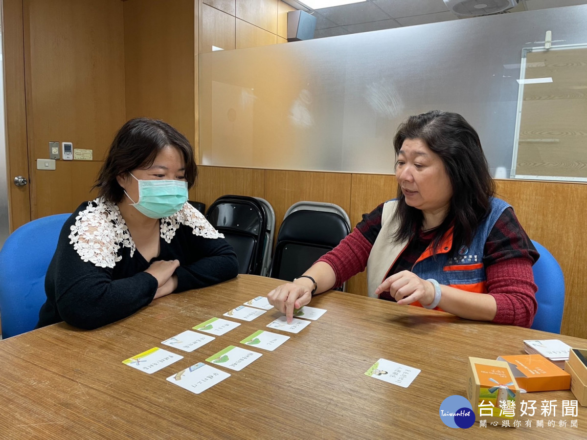 「職涯列車x婦女再就業」提供就地諮詢服務,運用牌卡等工具,協助婦女釐清職涯方向復出職場、穩定就業。<br /><br />