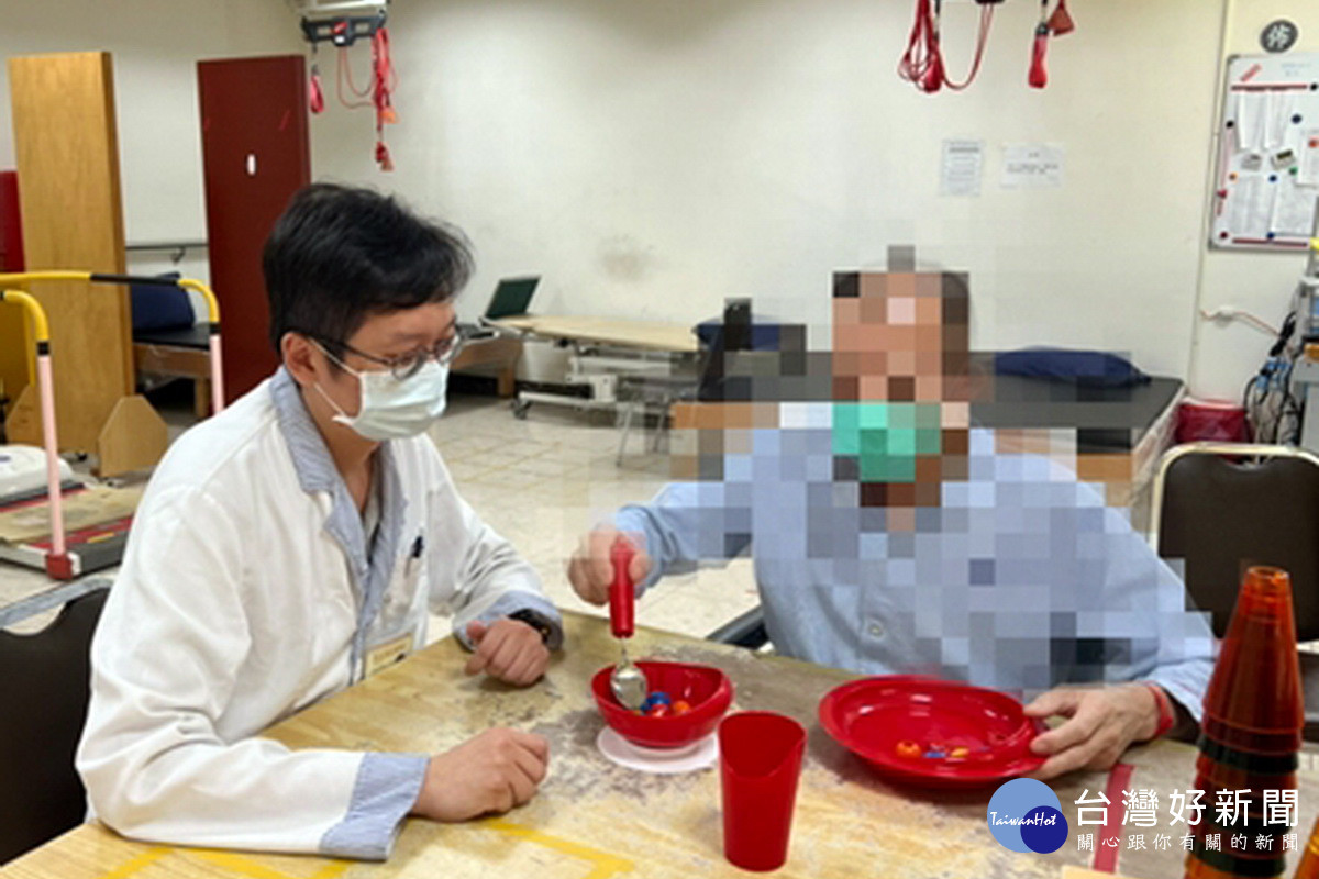 出院返家照顧免煩惱,桃園市有16家醫院提供出院準備銜接長照服務。