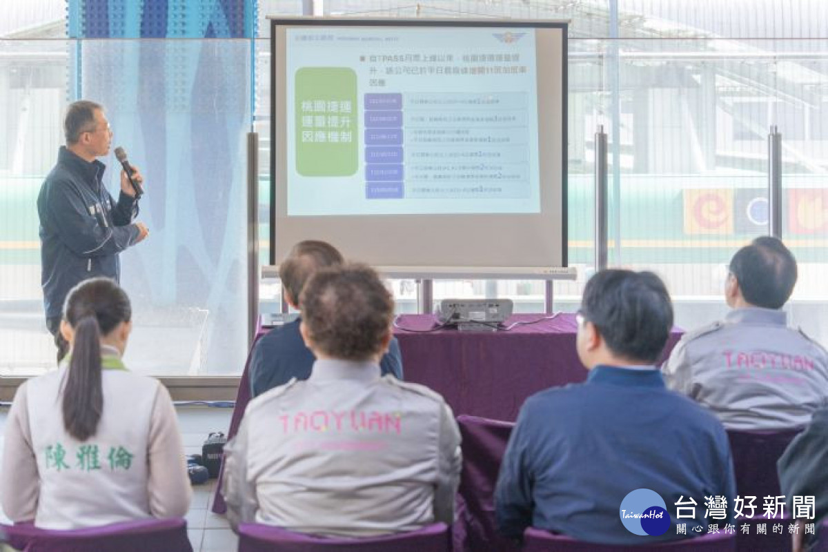 交通部公路局長陳文瑞說明行政院通勤月票實施成效。<br /><br />