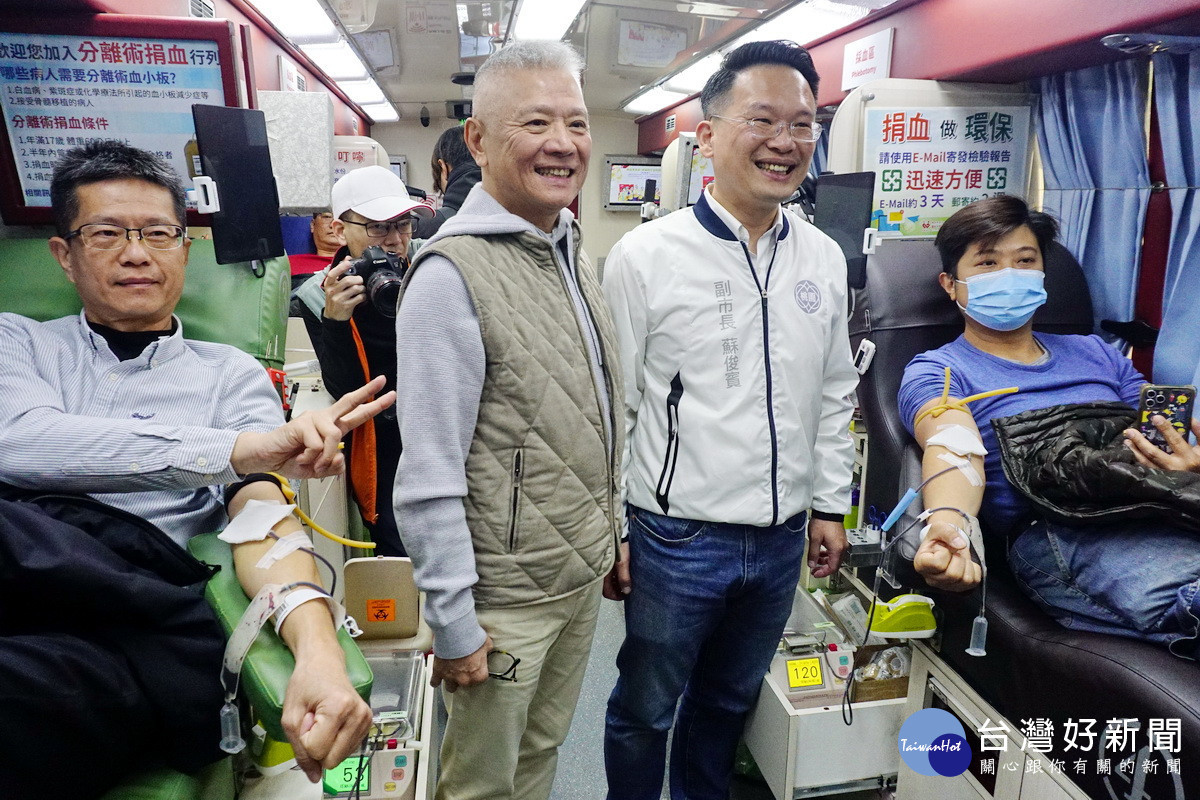 桃園市市長蘇俊賓與大大數位基金會董事長戴永輝共同向捐血者表達感謝。