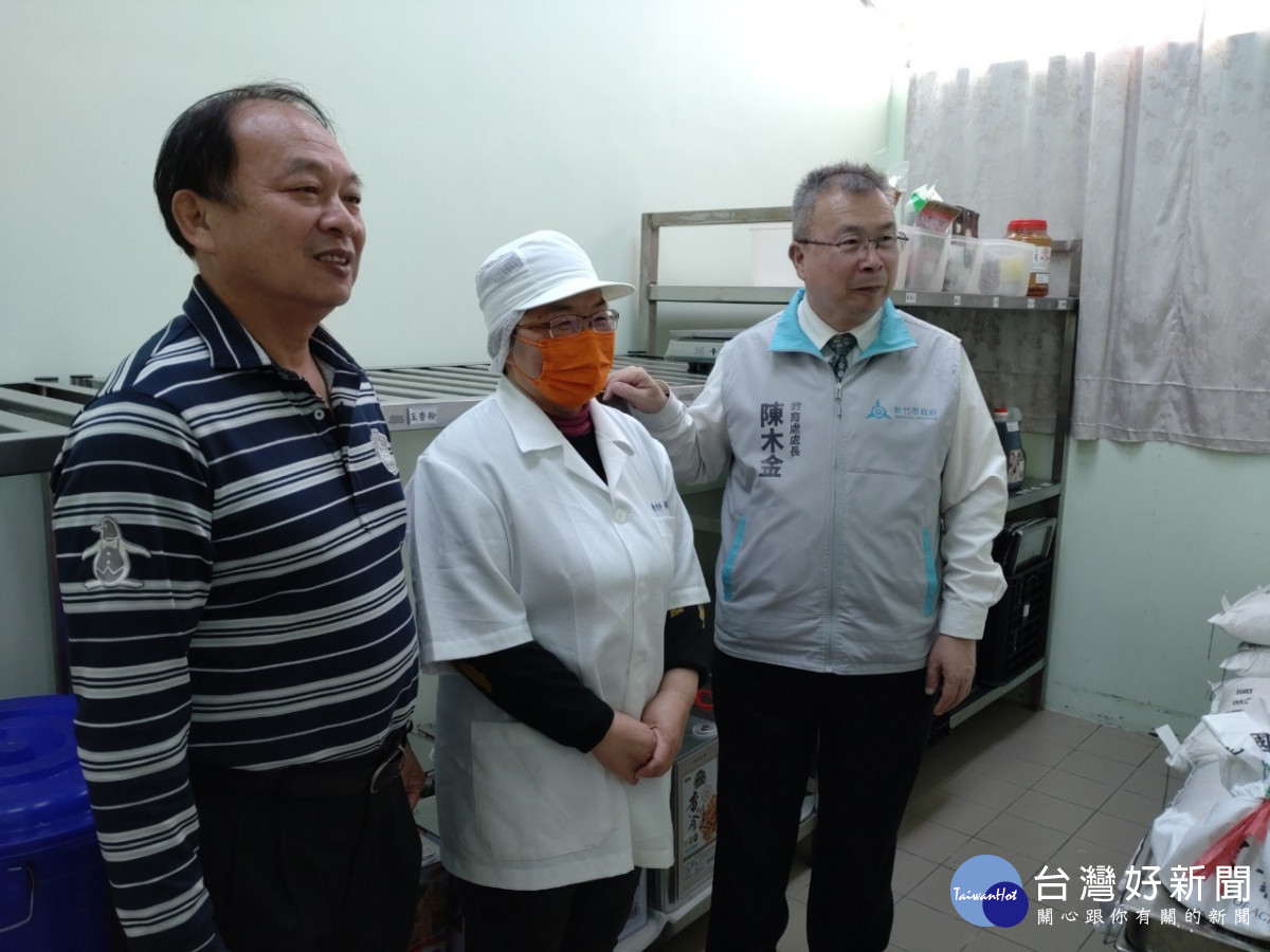教育處長赴校園午餐中心視察供餐品質。