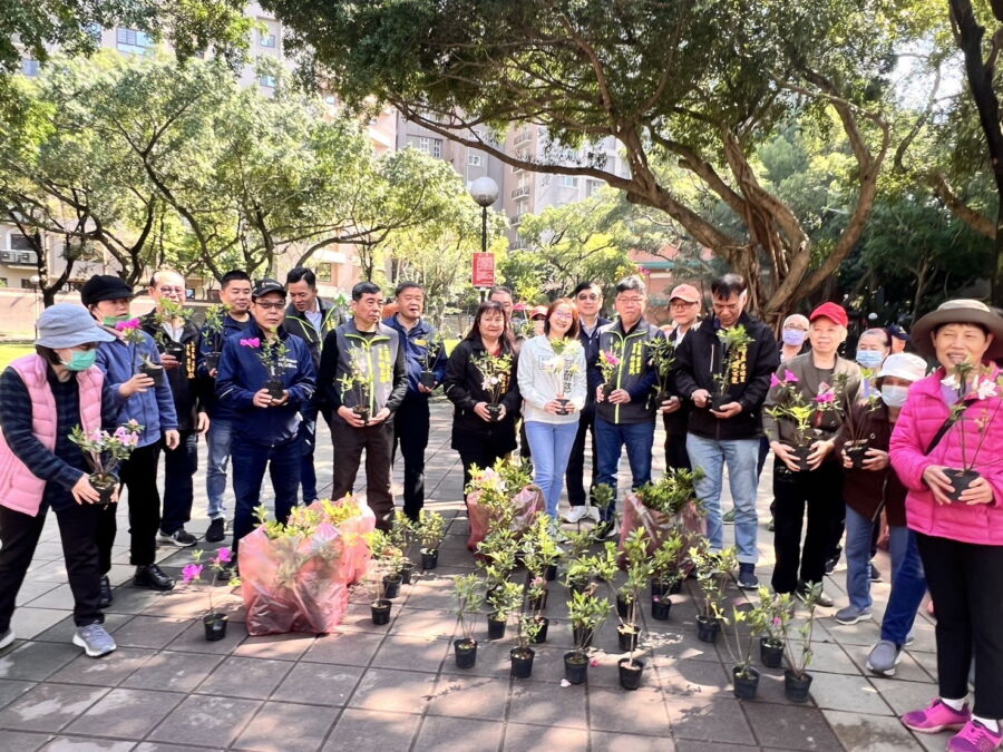 圖／新北市議員顏蔚慈與三重東區里長聯誼會會長林佳鴻今（12）日在三重區的碧華公園，舉辦「植樹造鄰、環保永續」活動。（新北市議員顏蔚慈提供）