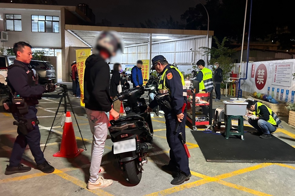 ▲圖說:中警三分局日前再次執行環警監聯合稽查,查獲10輛噪音車與8輛排氣不合格車輛 (圖/台中市政府提供)
