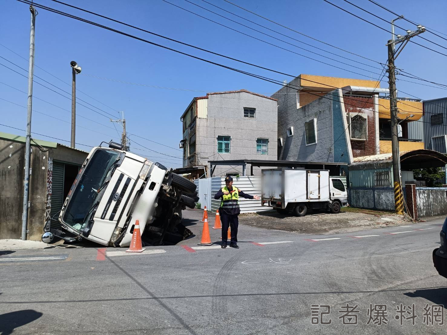 ▲水泥預拌車陷入坑洞內。(圖/民眾提供)