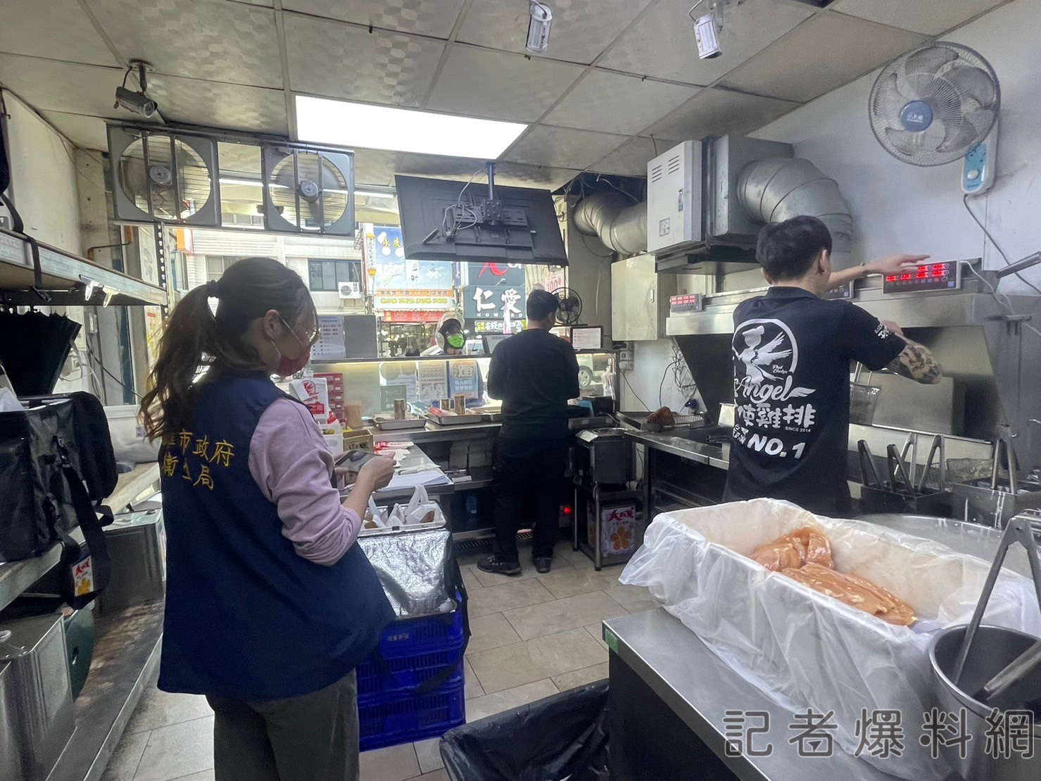 ▲「天使雞排」被民眾投訴使用逾期調味料,衛生局派員查證後確實發現有相關過期食品。(圖/高市衛生局提供)