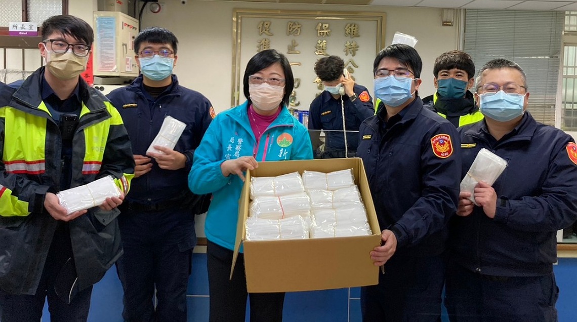 好暖心！  竹縣警局長親自發送口罩    呼籲員警口罩戴好戴滿