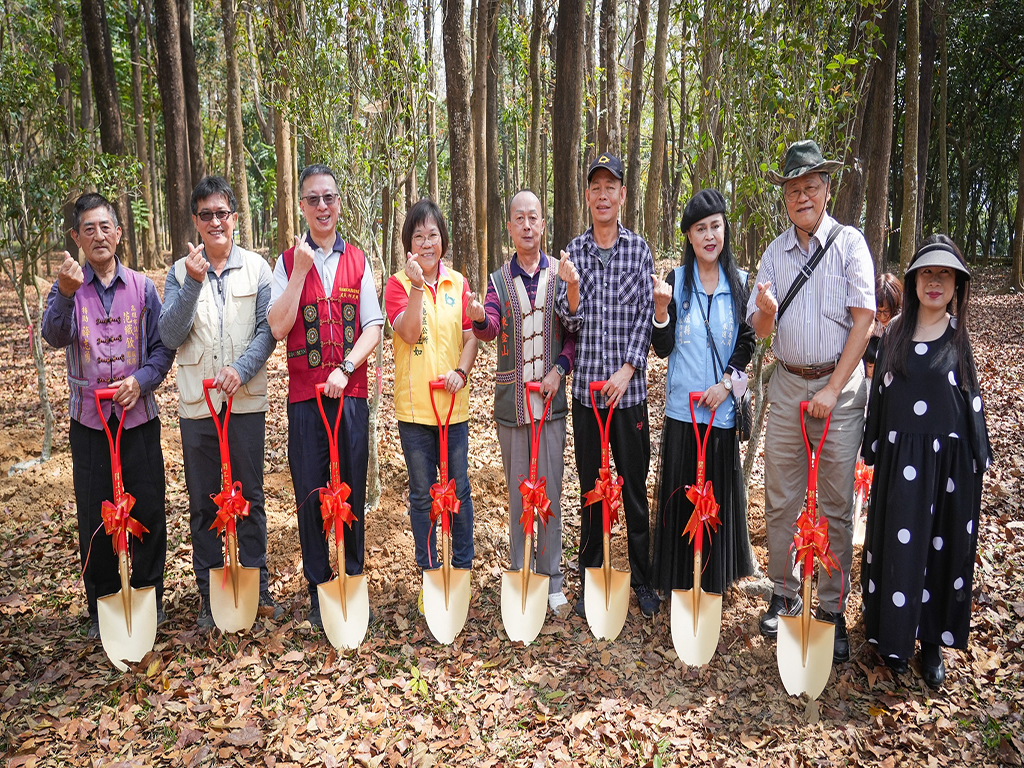▲茂管處柯建興處長、六龜區龍興國小朋友合影。（圖/茂管處提供）