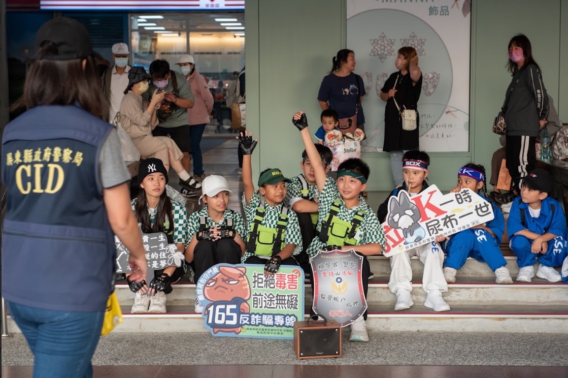 ▲潮州警察分局向Little tree學員們宣導觀念(圖:記者 黃婉柔/翻攝)