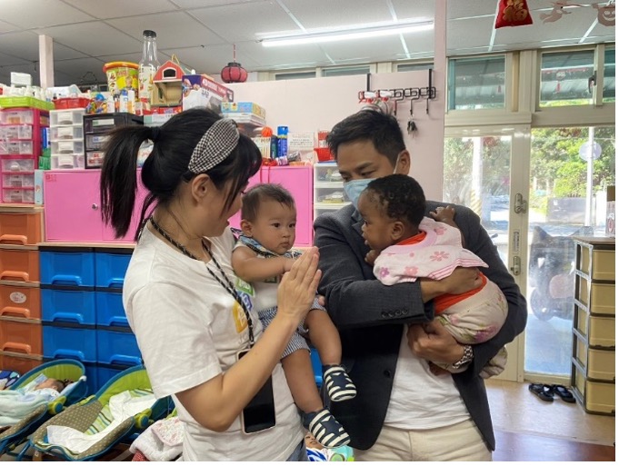 ▲傑西寶寶總經理呂孟倫夫婦帶小傑西拜訪關愛之家與其他寶寶交朋友。（圖：傑西寶寶提供）