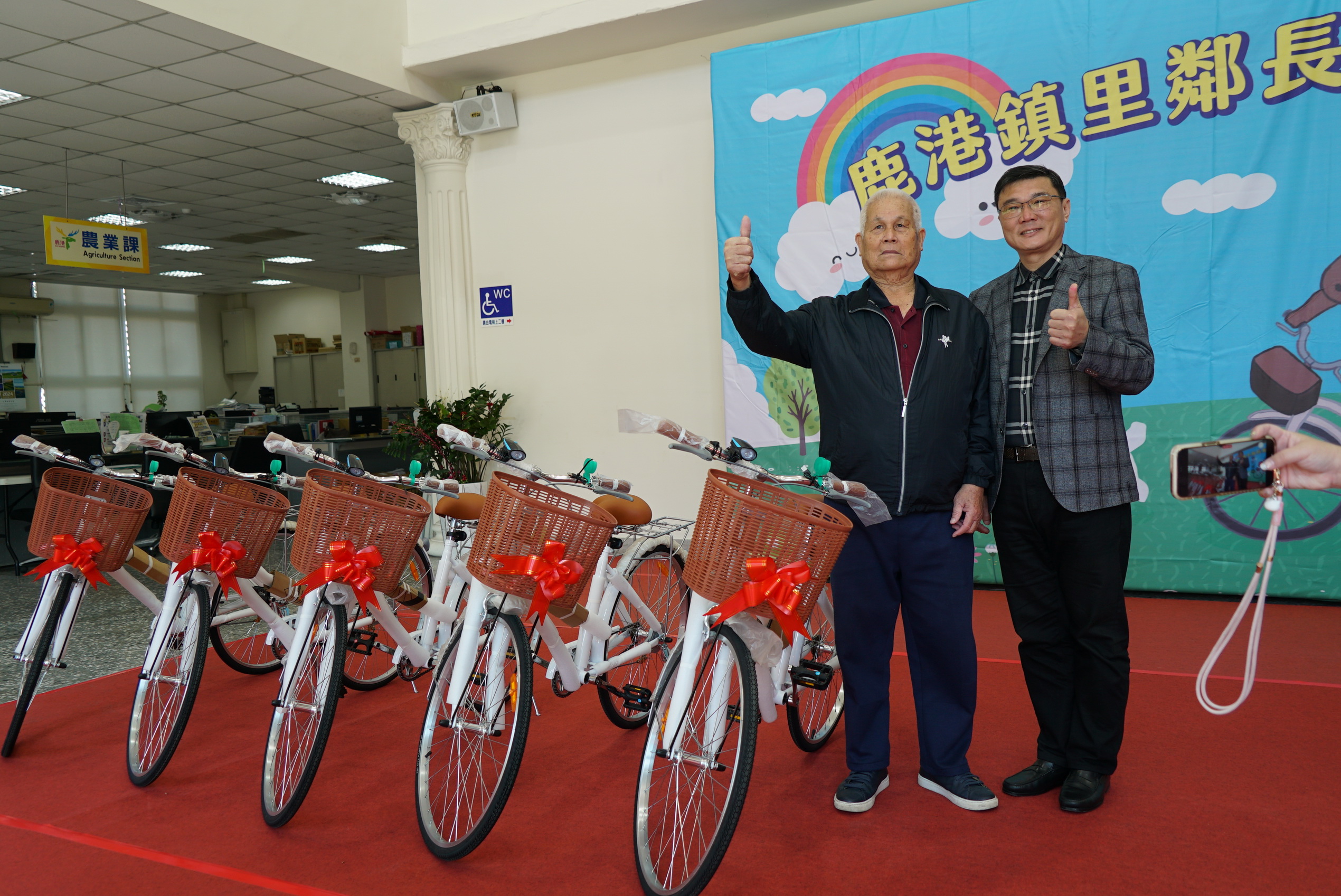 ▲鹿港鎮公所採購592輛腳踏車贈送給最基層的「政務官」，做為為民服務的代步工具。（記者張溎壕攝）