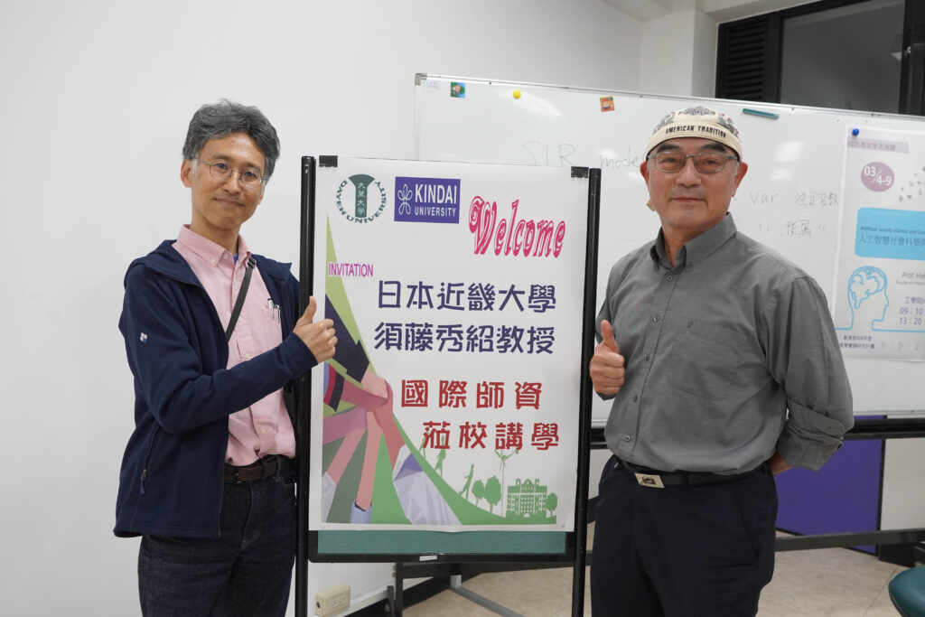 ▲大葉資工系蔡渙良主任(右)歡迎日本老師須藤秀紹(左)。(大葉大學提供)