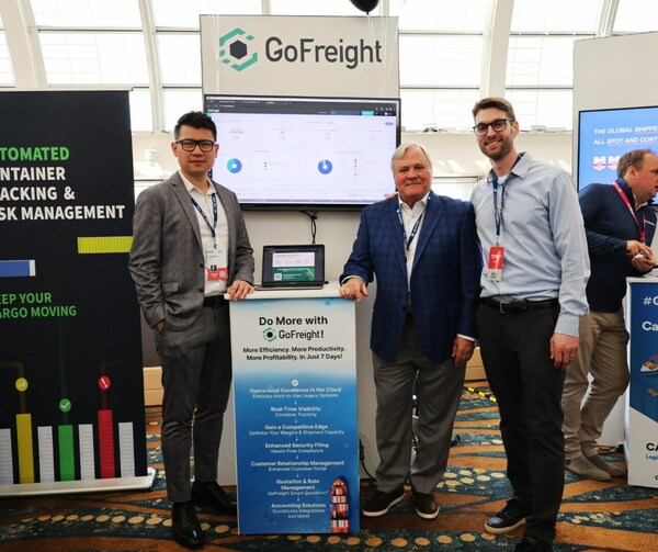 GoFreight 執行長暨共同創辦人陳威宇(左)與 GoFreight 高階行業顧問 Daniel Herbert(中)出席 TPM24,讓全球物流領導者認識來自台灣的貨運代理一站式解決方案。圖/GoFreight GoFreight 執行長暨共同創辦人陳威宇(左)與 GoFreight 高階行業顧問 Daniel Herbert(中)出席 TPM24,讓全球物流領導者認識來自台灣的貨運代理一站式解決方案。圖/GoFreight