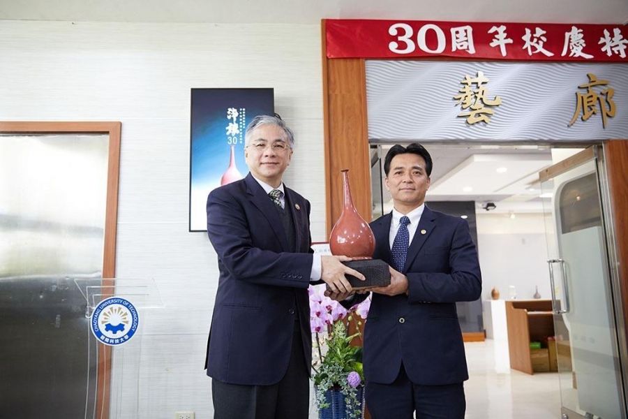 朝陽科大30週年校慶 傑出校友李仁燿陶藝創作「淬鍊」30個展暨捐贈儀式