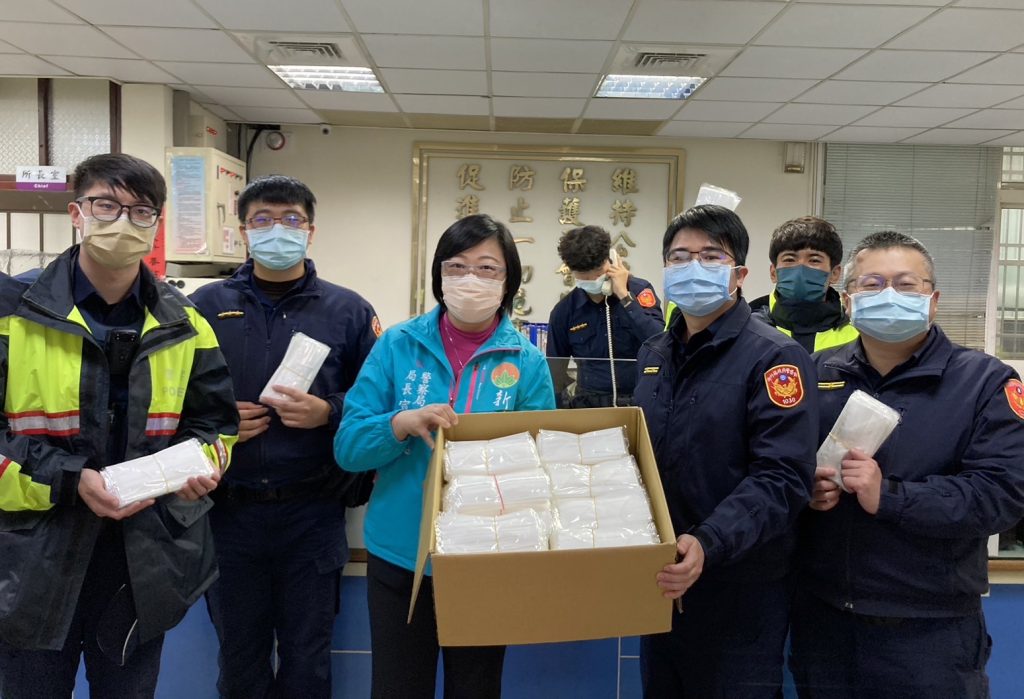 新竹縣警局持續關注防疫宣介慈局長呼籲警員戴好口罩並落實防疫措施。(圖/記者林照東翻攝)