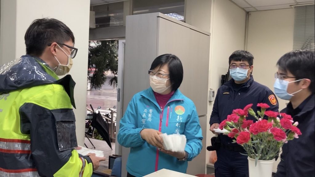 宣介慈局長親自發送口罩給警察同仁。(圖/記者林照東翻攝)