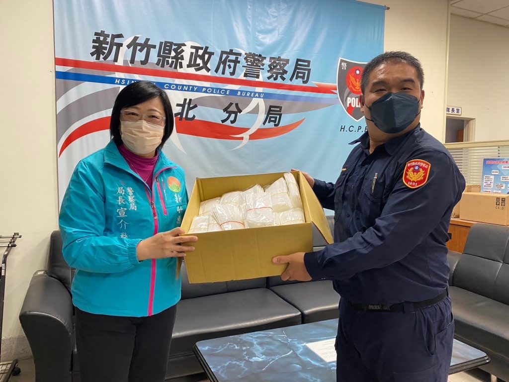新竹縣警局宣介慈局長發送口罩呼籲警員戴好口罩並落實防疫措施。(圖/記者林照東翻攝)