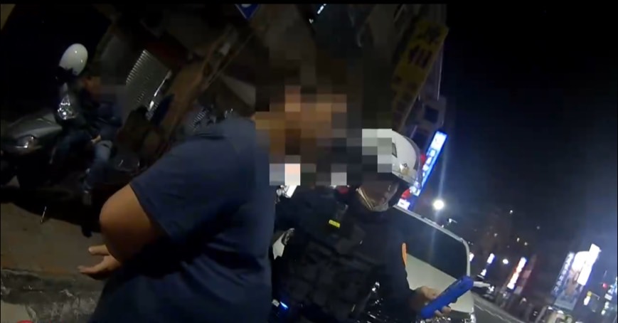 男為買木瓜牛奶不惜違停路邊 滿身酒氣難逃警察法眼。〈圖/記者蔡宗武翻攝〉