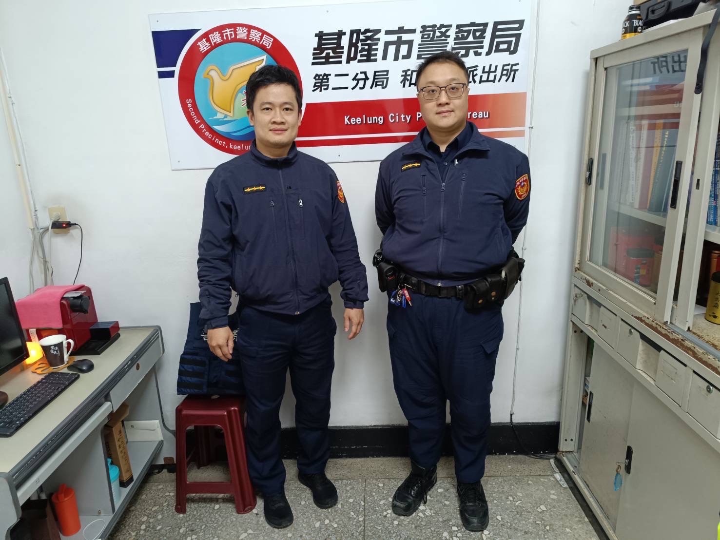 基隆市警察局第二分局和一路派出所警員鄭旭翔、潘禹叡(左至右)。(記者薛秀蓮翻攝)