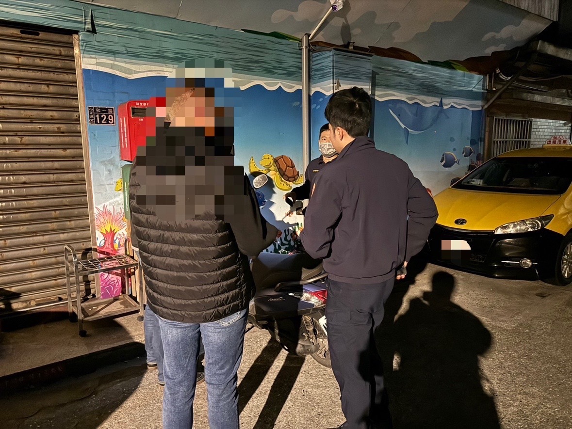 法籍男因護照被ATM「吃」進去,請求警方到場協助。(記者薛秀蓮翻攝)