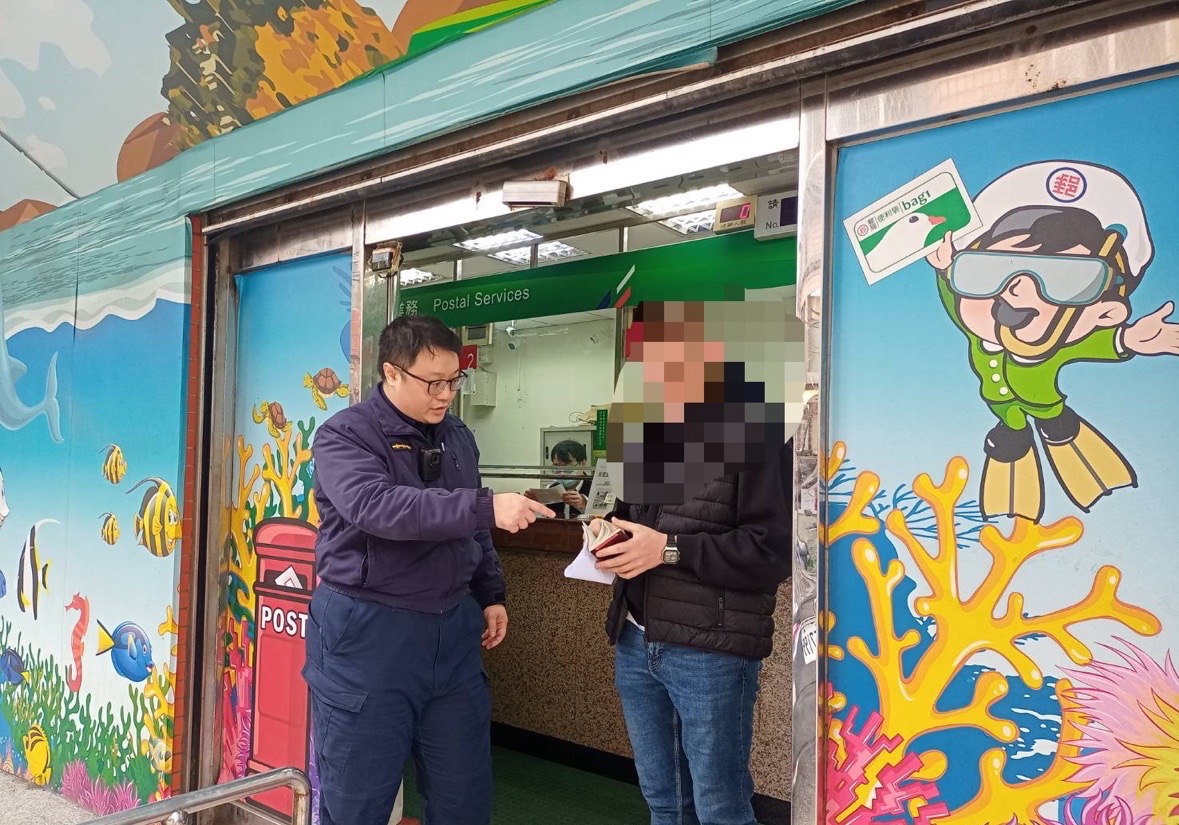 警方聯合郵務人員順利取回法籍男護照。(記者薛秀蓮翻攝)
