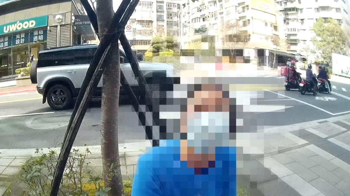 警方到達現場關懷婦。(記者薛秀蓮翻攝)