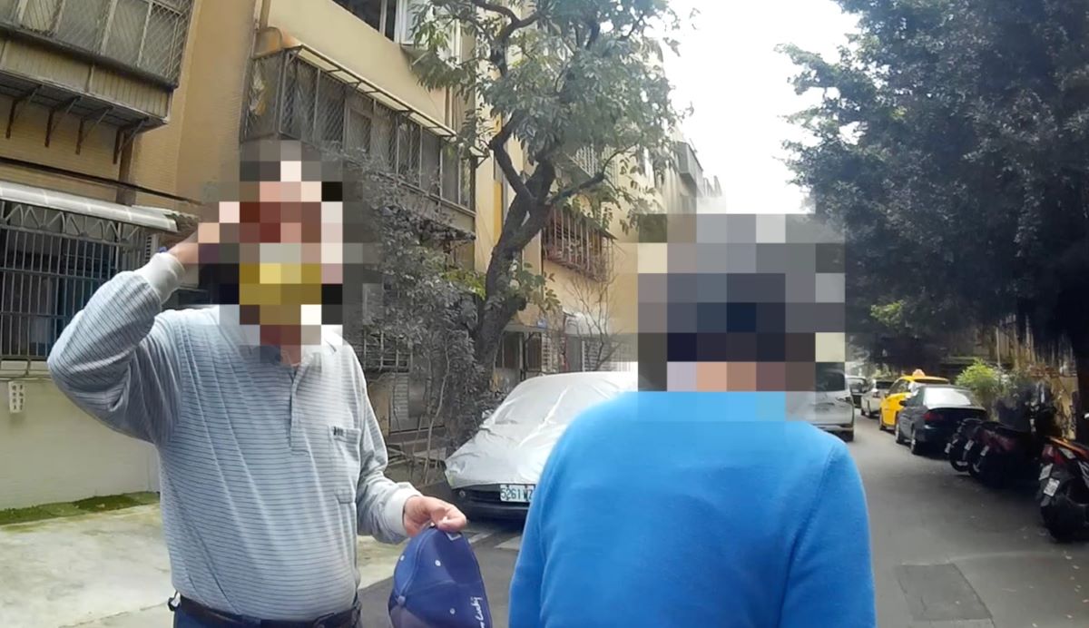 警方陪同婦人返家,親屬表示相當感謝。(記者薛秀蓮翻攝)