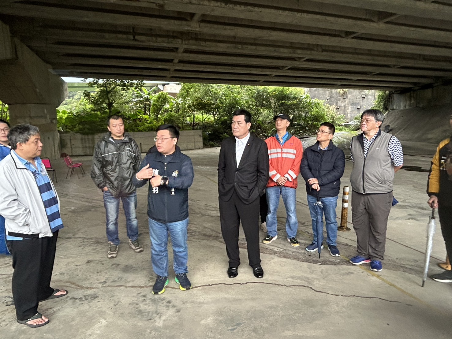 立委黃仁偕同基隆市議員陳冠羽、孝岡里里長吳石金及交通部公路總局人員會勘設置原住民射箭場預定地。(圖/黃仁國會辦公室提供)