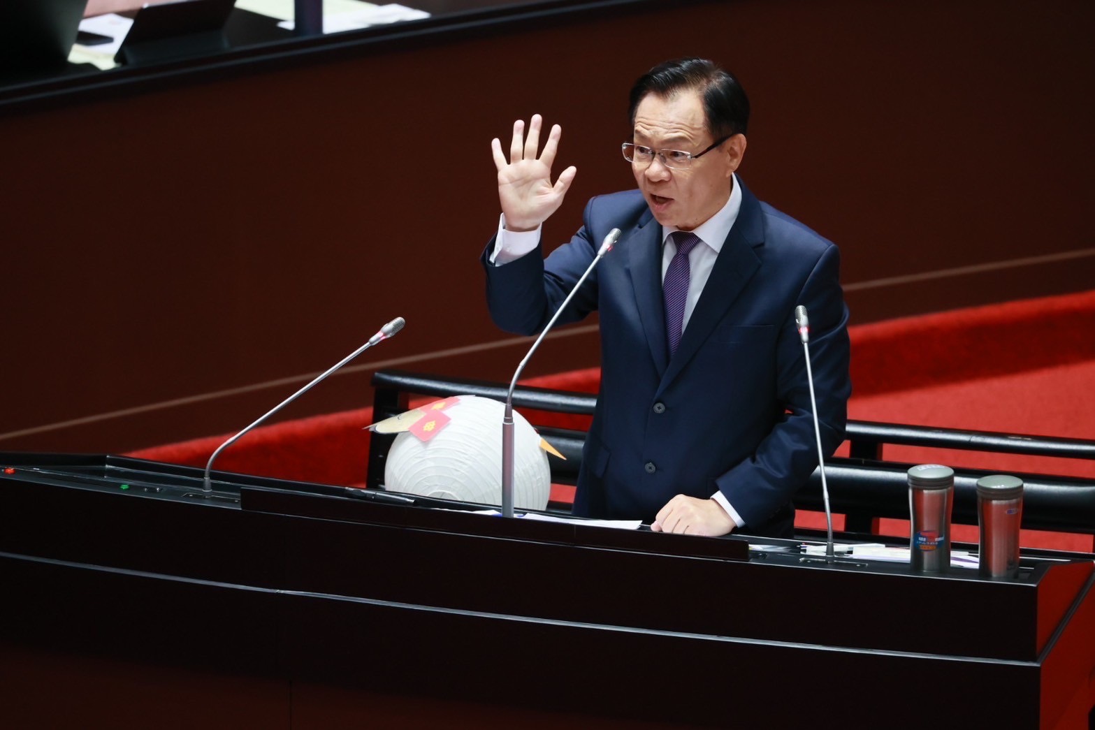 蔡政府自105年6月起推動「食安五環」政策,張啓楷質疑「蘇丹紅」事件已經讓「食安五環」破功。(圖/張啟楷國會辦公室提供)