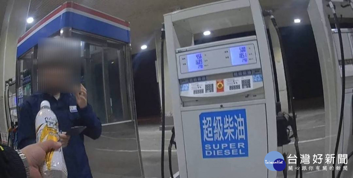 男子騎乘機車突停路邊，蘆竹警用保特瓶購買汽油助男子返家。<br /><br /> 