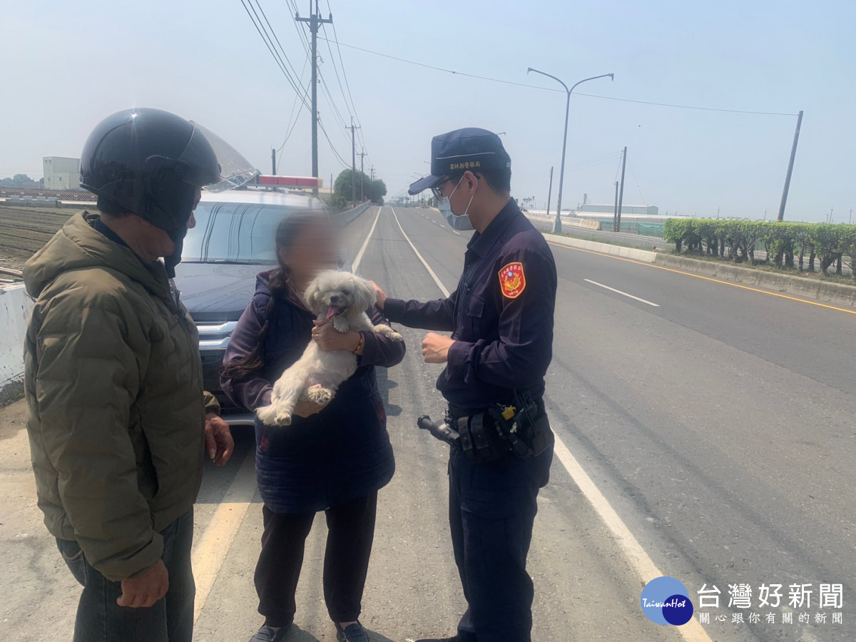 郭姓婦人日前愛犬走失，警方調閱監視器協助尋回／警方提供