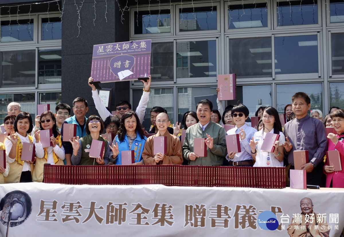 妙宥法師代表進行贈書儀式，由蔣煙燈鄉長代表接受並致贈感狀。圖／記者鄧富珍攝