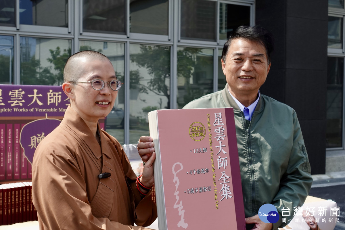 妙宥法師代表進行贈書儀式,由蔣煙燈鄉長代表接受並致贈感狀。圖/記者鄧富珍攝